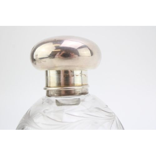 579 - Silver and glass perfume bottle, London 1918, with stopper, 11cm tall.