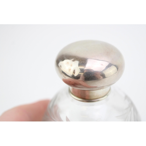 579 - Silver and glass perfume bottle, London 1918, with stopper, 11cm tall.