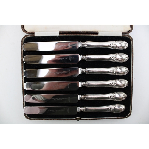 598 - A set of six silver handled knives, Sheffield 1928, in fitted case, 18cm long.