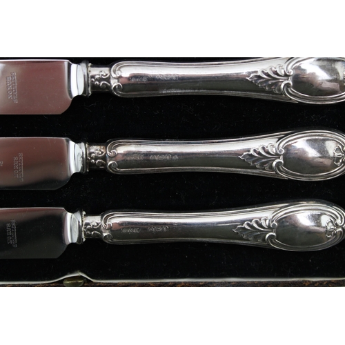 598 - A set of six silver handled knives, Sheffield 1928, in fitted case, 18cm long.