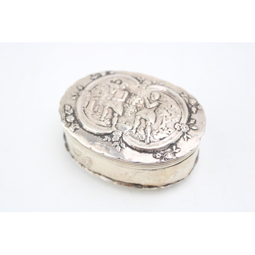 601 - Victorian small silver oval box, repousse scene to the top and underside, London 1890, 40.0g.