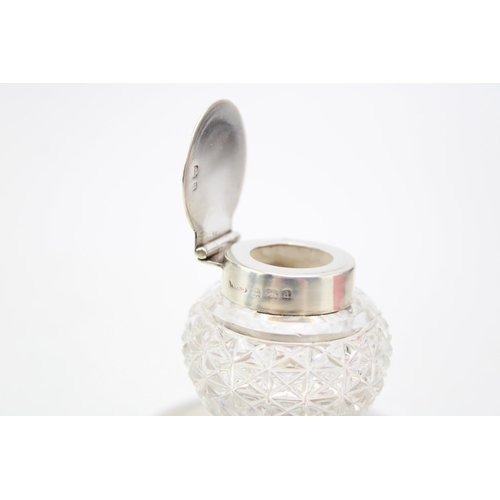 603 - Silver and glass inkwell, Birmingham 1903, 7cm tall.