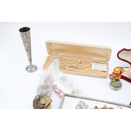 621 - A good and interesting collection of costume jewellery to include a pipe, a goblet, brooches, earrin... 