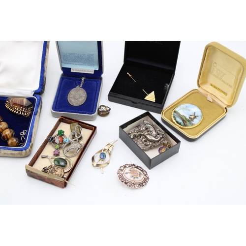 622 - A mixed collection of costume jewellery and silver items to include vintage tigers eye ring, bracele... 