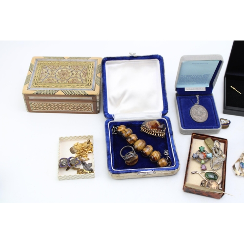 622 - A mixed collection of costume jewellery and silver items to include vintage tigers eye ring, bracele... 