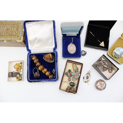 622 - A mixed collection of costume jewellery and silver items to include vintage tigers eye ring, bracele... 