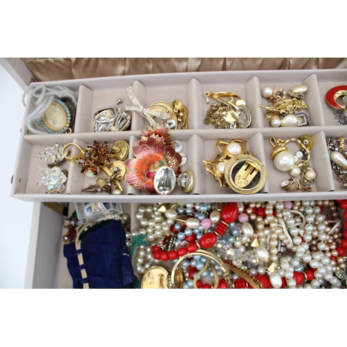 623 - A mixed collection of costume jewellery to include brooches, rings, necklaces and similar items in a... 