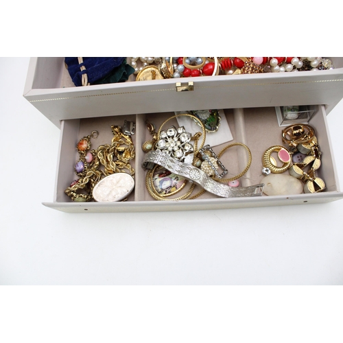 623 - A mixed collection of costume jewellery to include brooches, rings, necklaces and similar items in a... 