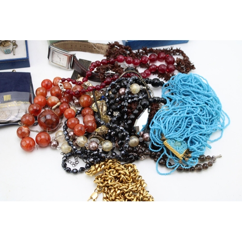 625 - A group of vintage and later costume jewellery including hardstone necklace, rolled gold Maltese cro... 