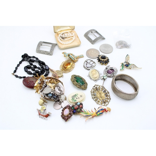 627 - A group of vintage and later costume jewellery including a string of Ciro cultured pearls of graduat... 