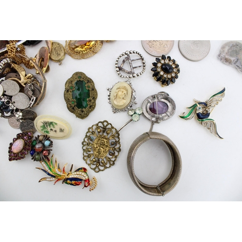 627 - A group of vintage and later costume jewellery including a string of Ciro cultured pearls of graduat... 