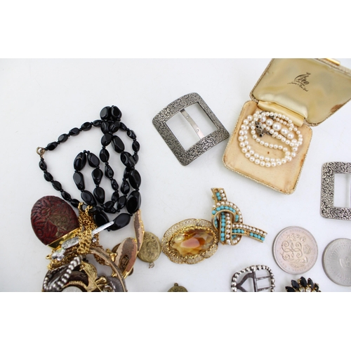 627 - A group of vintage and later costume jewellery including a string of Ciro cultured pearls of graduat... 