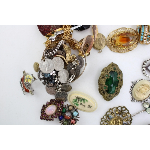 627 - A group of vintage and later costume jewellery including a string of Ciro cultured pearls of graduat... 