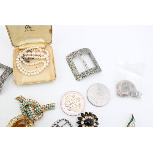 627 - A group of vintage and later costume jewellery including a string of Ciro cultured pearls of graduat... 