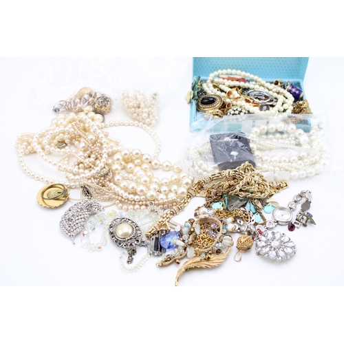 629 - A group of vintage and later costume jewellery including some rolled gold rings, earrings and pendan... 