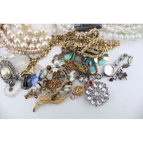 629 - A group of vintage and later costume jewellery including some rolled gold rings, earrings and pendan... 