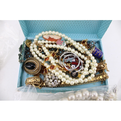 629 - A group of vintage and later costume jewellery including some rolled gold rings, earrings and pendan... 