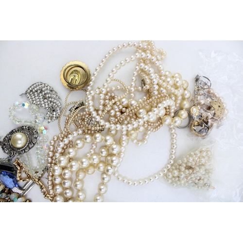 629 - A group of vintage and later costume jewellery including some rolled gold rings, earrings and pendan... 