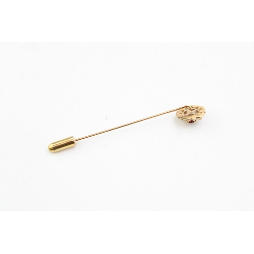 642 - A 9ct yellow gold stick pin set with garnet. Weight 2.6g.