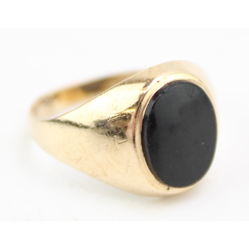 648 - A 9ct gold signet ring, set with oval jet, size J, 2.1g.