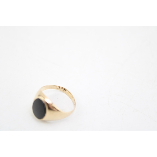 648 - A 9ct gold signet ring, set with oval jet, size J, 2.1g.