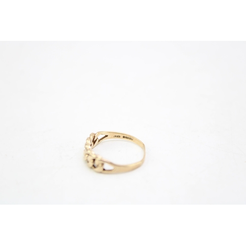 649 - A 9ct gold ring, the front designed with five interwoven knots, size J/K, 1.6g.