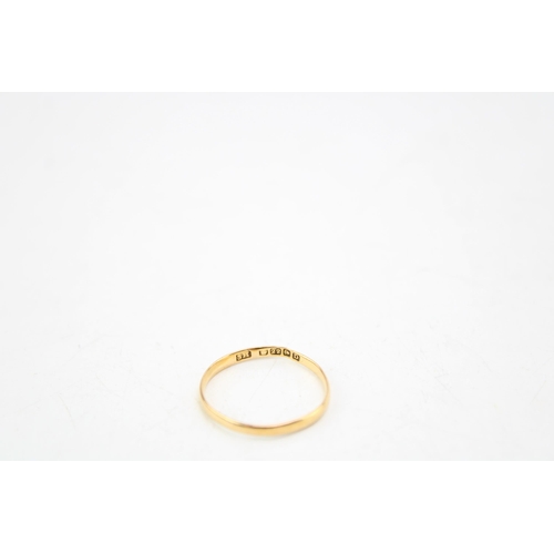 653 - A 22ct gold wedding band, size L/M, 1.2g.