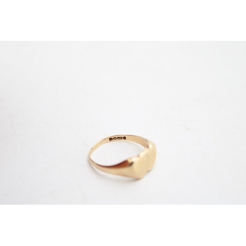 654 - A 9ct gold betrothal or lover's ring, the band with two overlapping interlinked hearts, size M/N, 3.... 