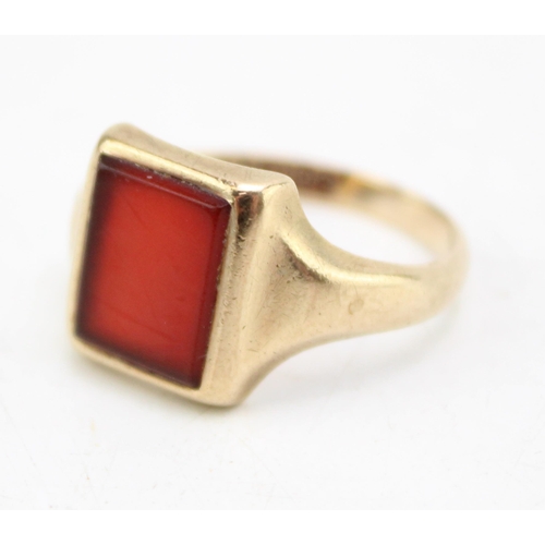 657 - A 9ct gold signet ring set with rectangular carnelian, size U, 5.0g.