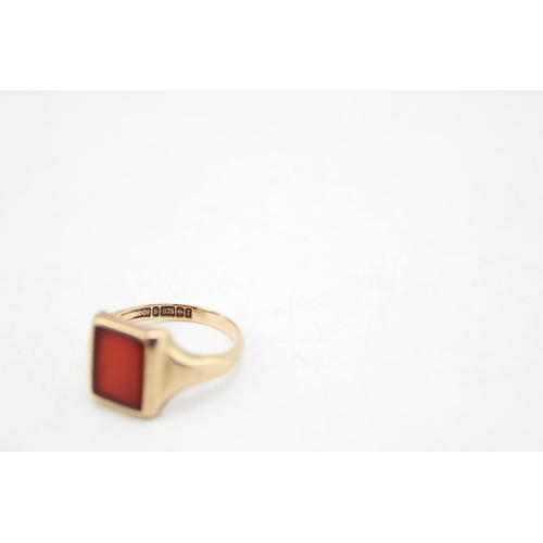 657 - A 9ct gold signet ring set with rectangular carnelian, size U, 5.0g.