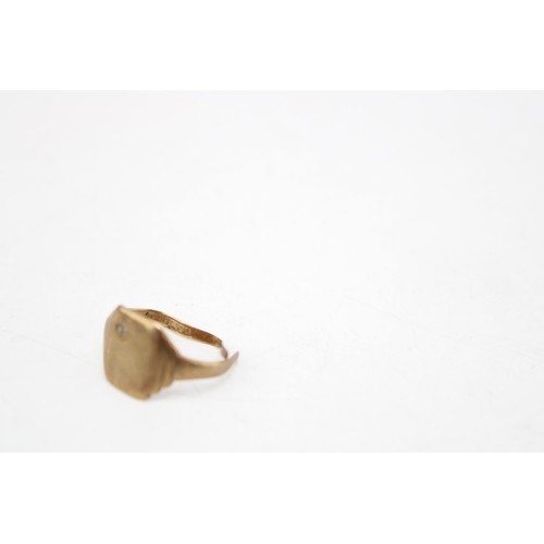 659 - A 9ct gold signet ring, originally gem set with single stone, a/f cut, size J, 2.8g.