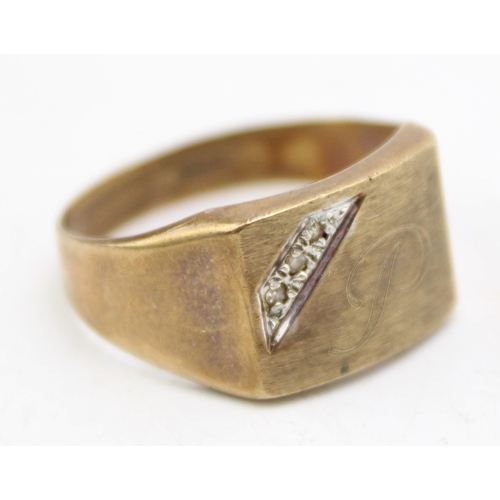 660 - A 9ct gold and diamond set signet ring, the face monogram engraved with 'P', with three illusion set... 