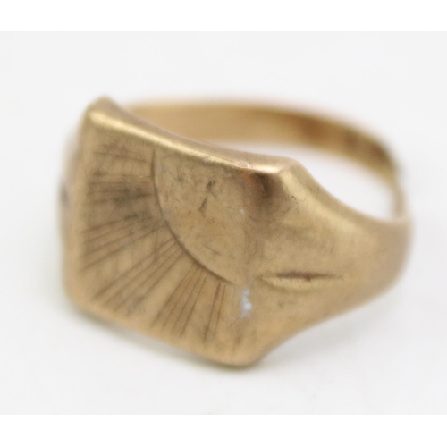 662 - A 9ct gold signet ring, the rectangular plate with quarter sunburst engraving, a/f cut, size N, 5.2g... 