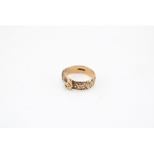 664 - A vintage 9ct gold ring of belt form with foliate engraving, size R, 5.7g.