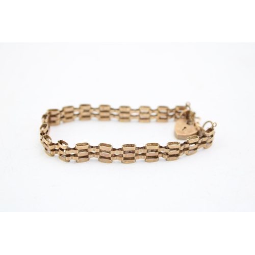 666 - A 9ct gold gate-link charm bracelet with heart shaped padlock clasp, total weight 6.0g.