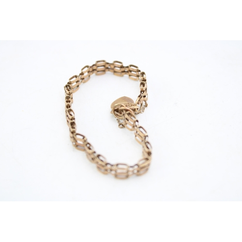 666 - A 9ct gold gate-link charm bracelet with heart shaped padlock clasp, total weight 6.0g.