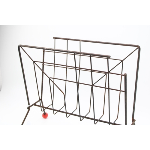 162 - A vintage mid century modern Eames style 'Atomic' / 'Sputnik' magazine rack. Height 35cm.