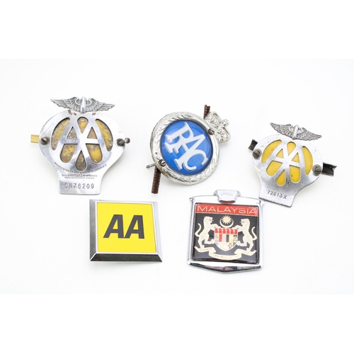 194 - A collection of vintage car club badges to include vintage AA car and motorcycle badges, RAC badge a... 