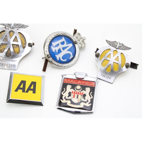 194 - A collection of vintage car club badges to include vintage AA car and motorcycle badges, RAC badge a... 