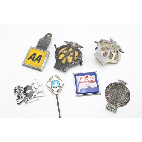 196 - A collection of vintage car club badges to include vintage AA car club badges, RNLI badge and a R.N.... 