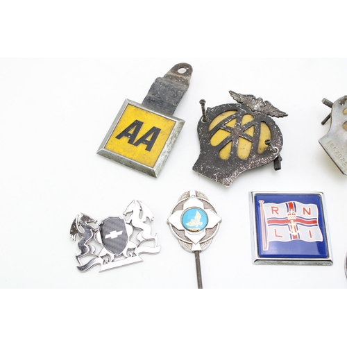 196 - A collection of vintage car club badges to include vintage AA car club badges, RNLI badge and a R.N.... 