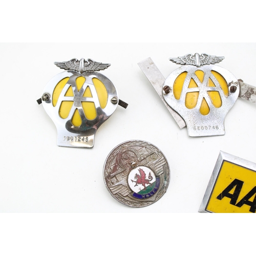 197 - A collection of vintage car club badges to include vintage AA car club badges, RAC badge and a Wales... 