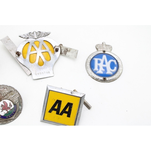 197 - A collection of vintage car club badges to include vintage AA car club badges, RAC badge and a Wales... 