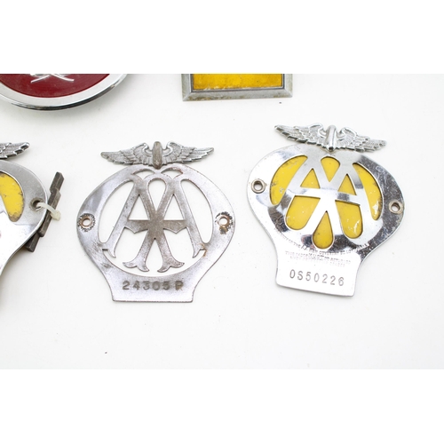 199 - A collection of vintage car club badges to include vintage AA car club badges, veteran AA flat badge... 