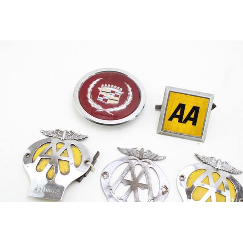 199 - A collection of vintage car club badges to include vintage AA car club badges, veteran AA flat badge... 