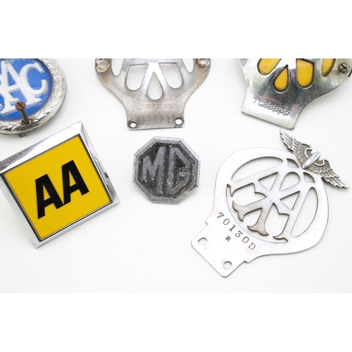 203 - A collection of vintage car club badges to include vintage AA car club badges of note an early flat ... 