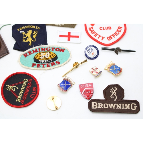 208 - A collection of vintage patches and badges relating to shooting and field sports to include 'Brownin... 