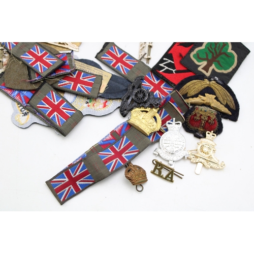 216 - A collection of patches and badges relating to the military to include Army and RAF modern and repli... 