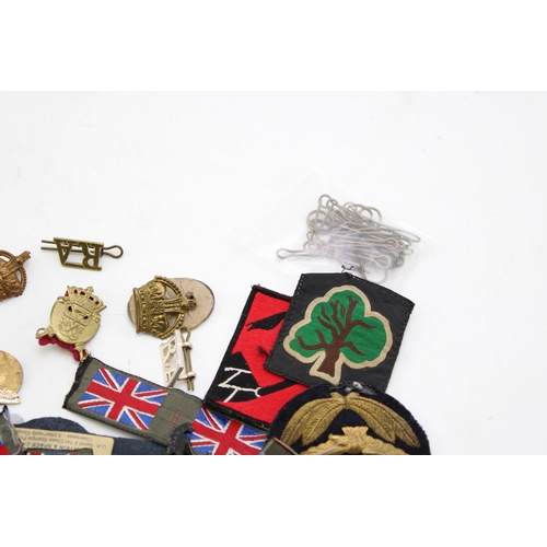 216 - A collection of patches and badges relating to the military to include Army and RAF modern and repli... 