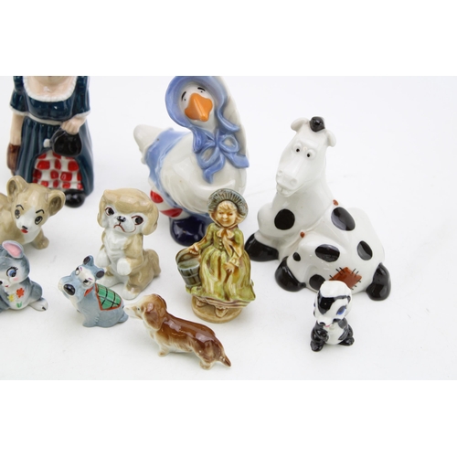 226 - A collection of Wade ceramic items to include Pantomime horse, Mother Goose and Pantomime Dame, toge... 